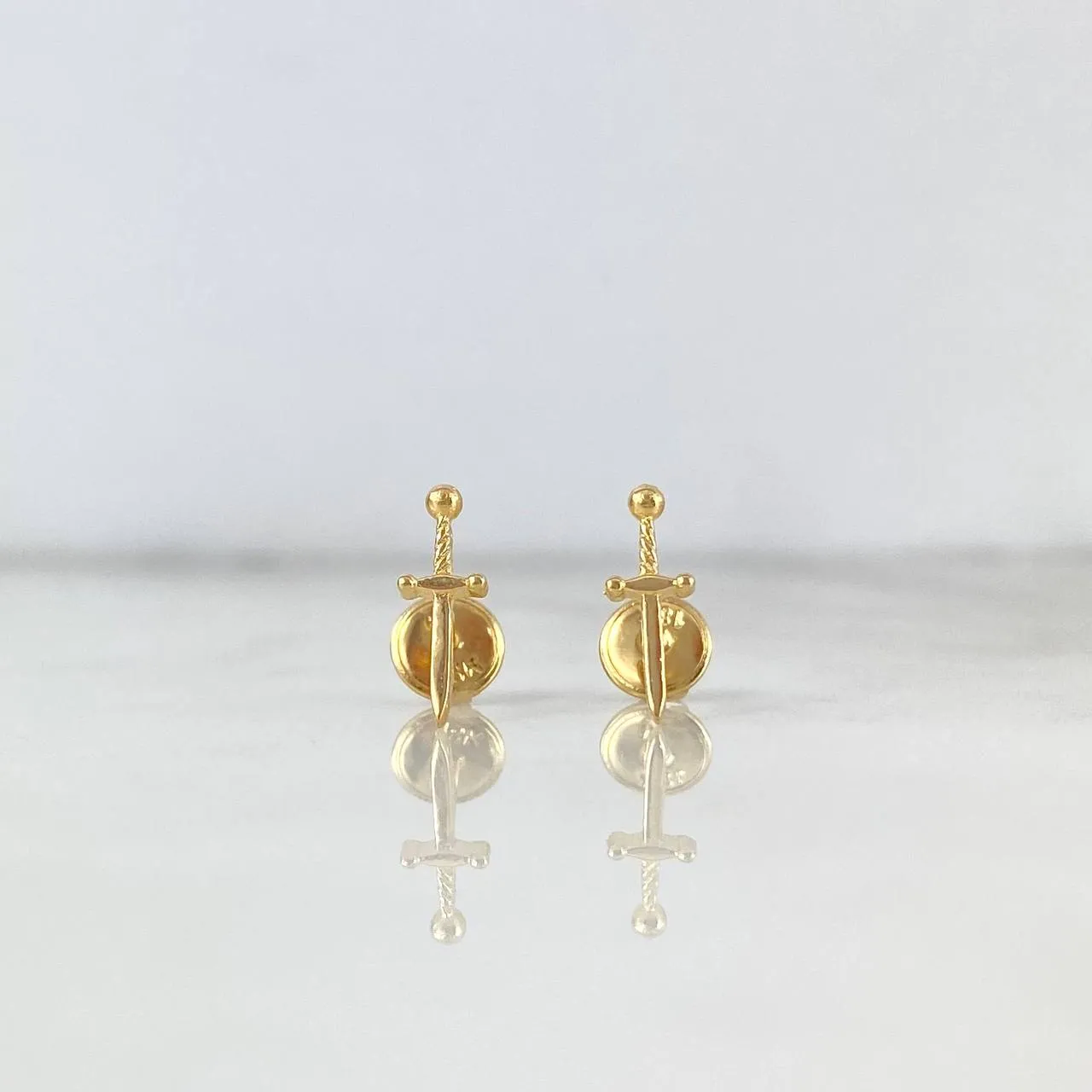 18K Yellow Gold Dagger Stud Earrings 0.75gr /  ©