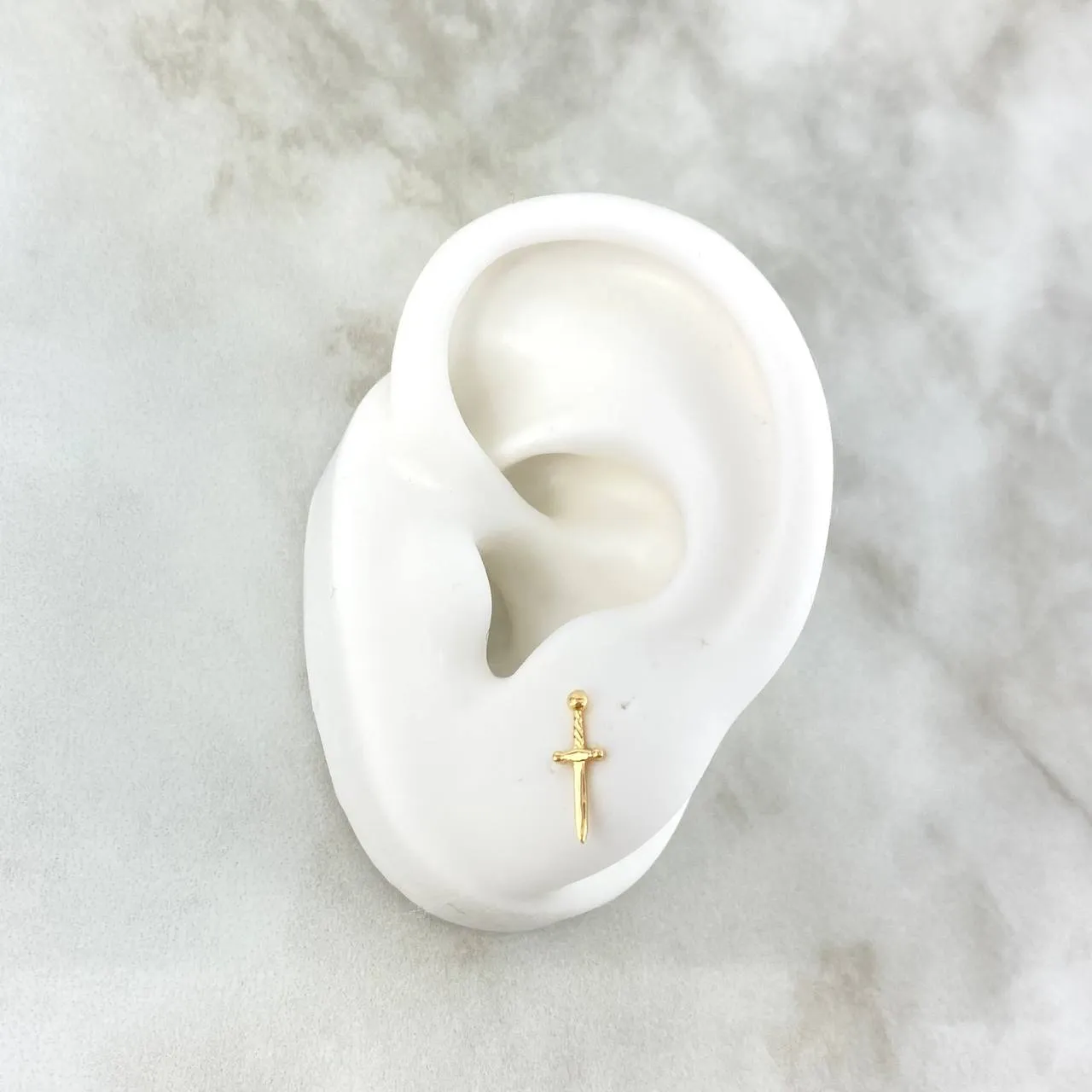 18K Yellow Gold Dagger Stud Earrings 0.75gr /  ©