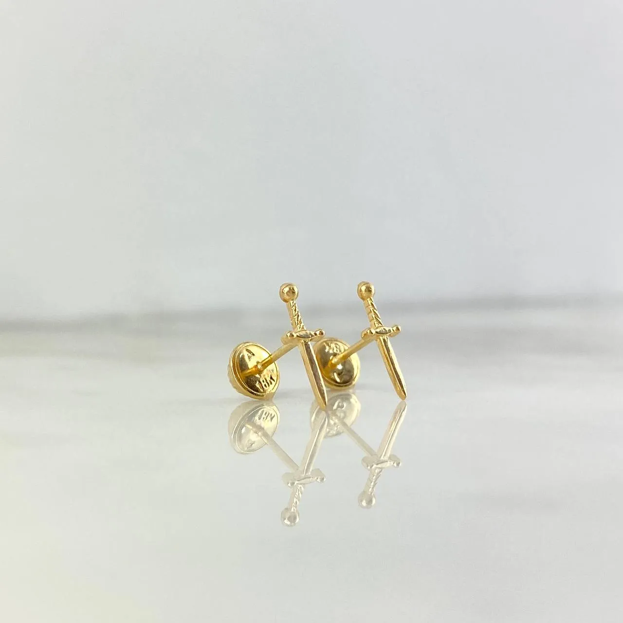 18K Yellow Gold Dagger Stud Earrings 0.75gr /  ©