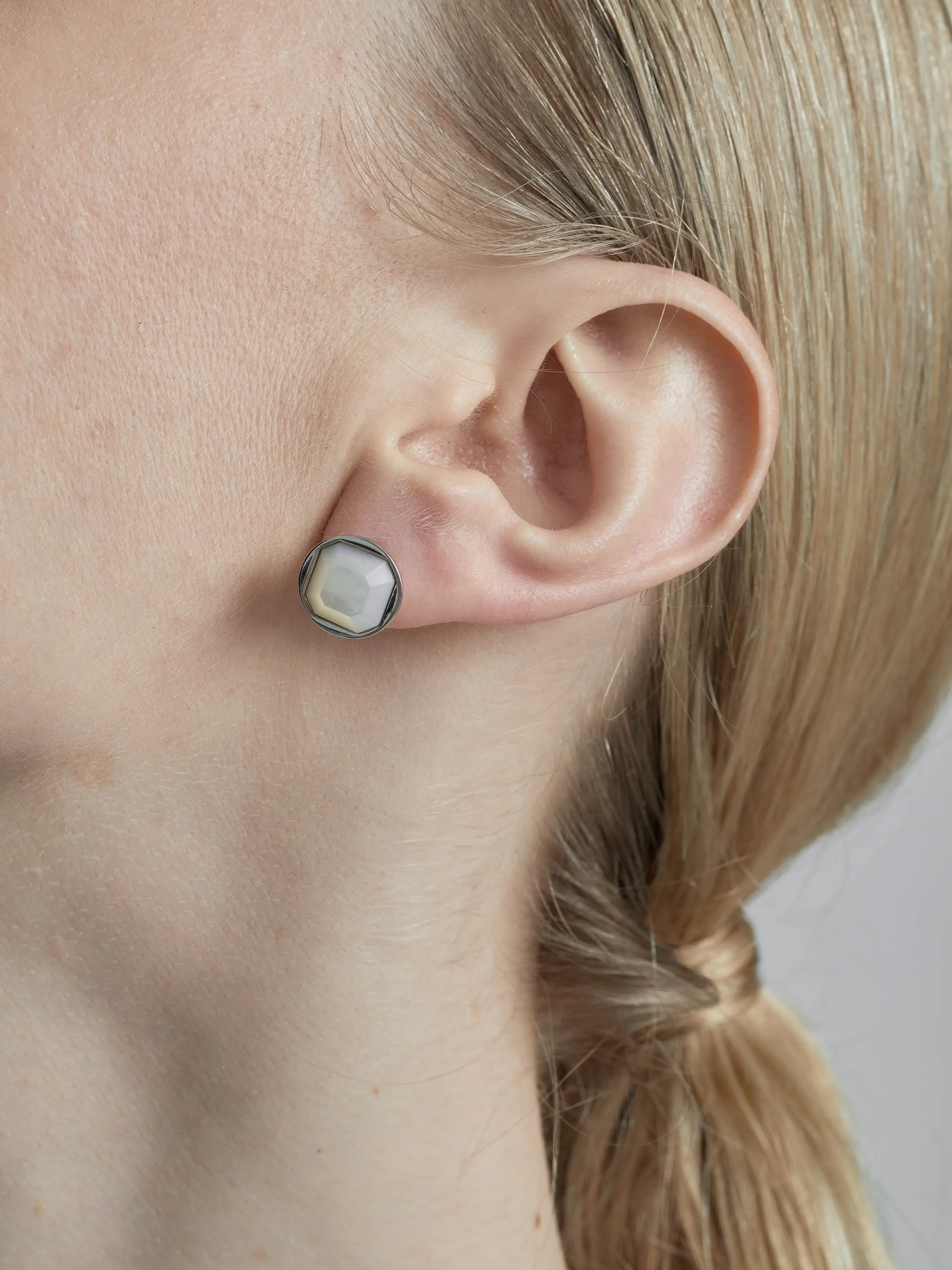 Gem Sphere Stud Earring with mop (S)