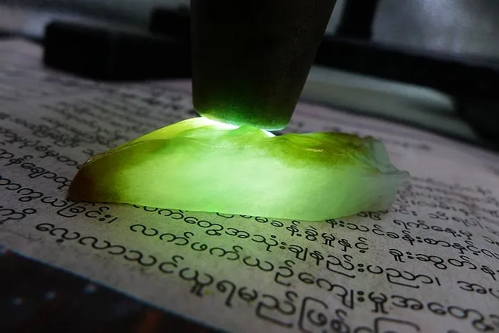 Natural Jade Rough Jadeite Raw (25g,4.9X2.5X0.9cm)