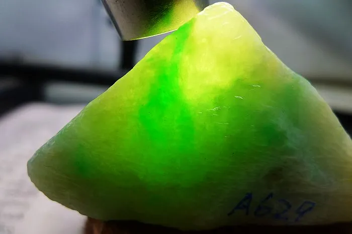 Natural Jade Rough Jadeite Raw (85g,5.7X4.1X3.1cm)