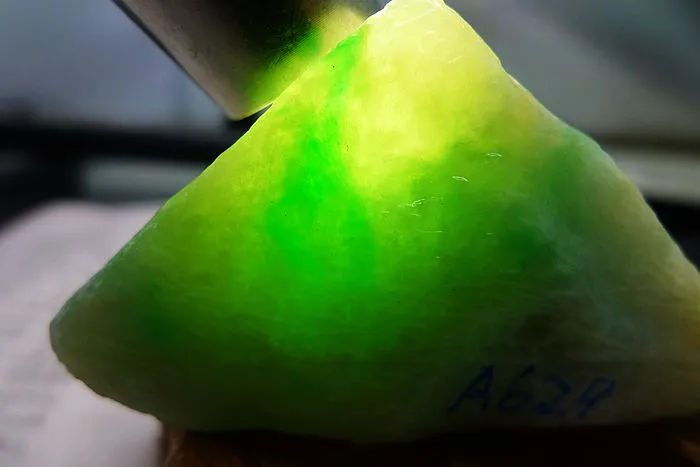 Natural Jade Rough Jadeite Raw (85g,5.7X4.1X3.1cm)