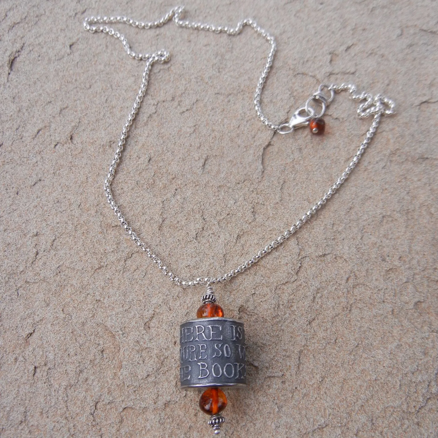 Readers' necklace with amber